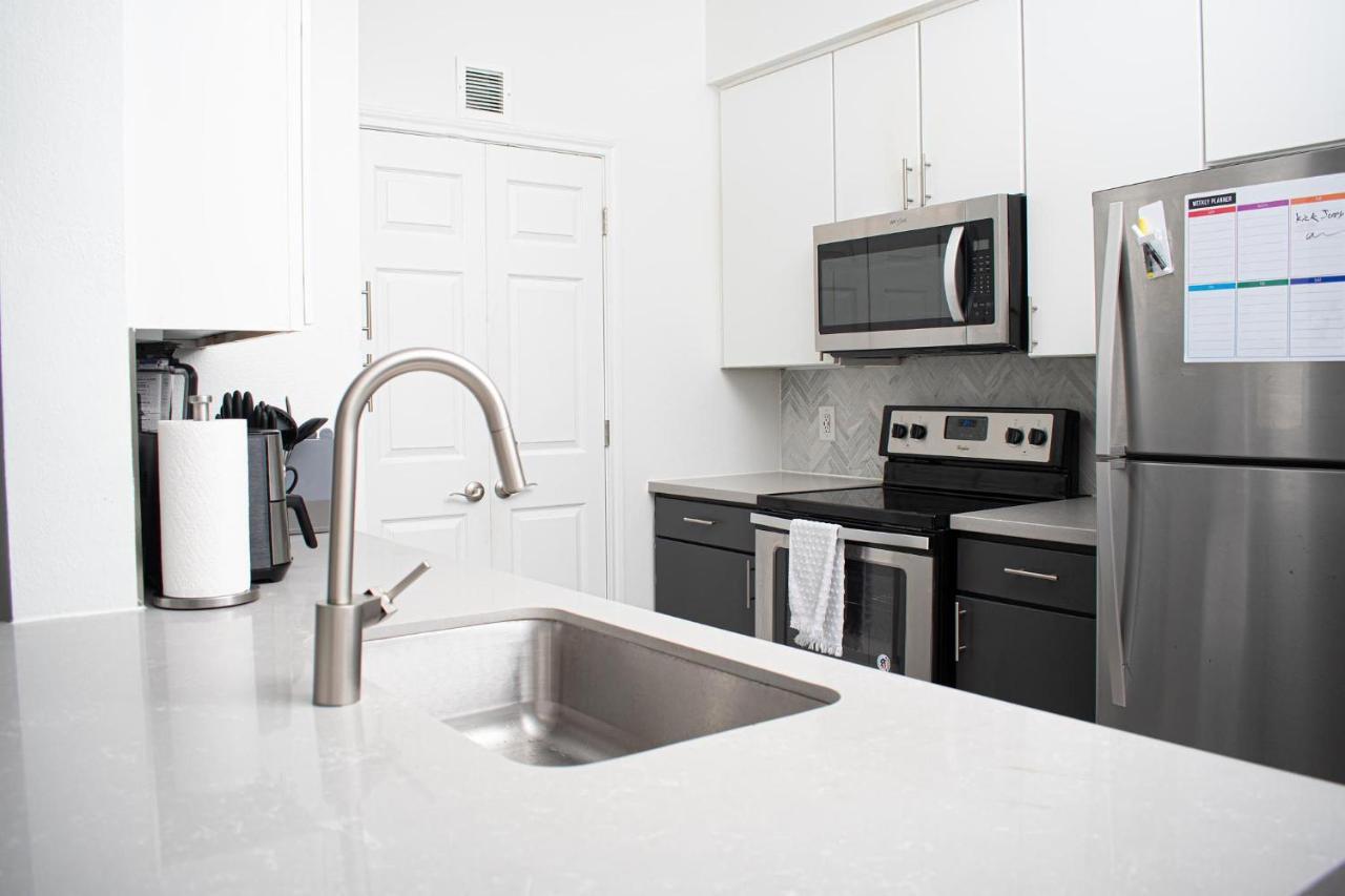 Midtown Contemporary Luxury 1bd-pool-gym-patio-office Apartment *